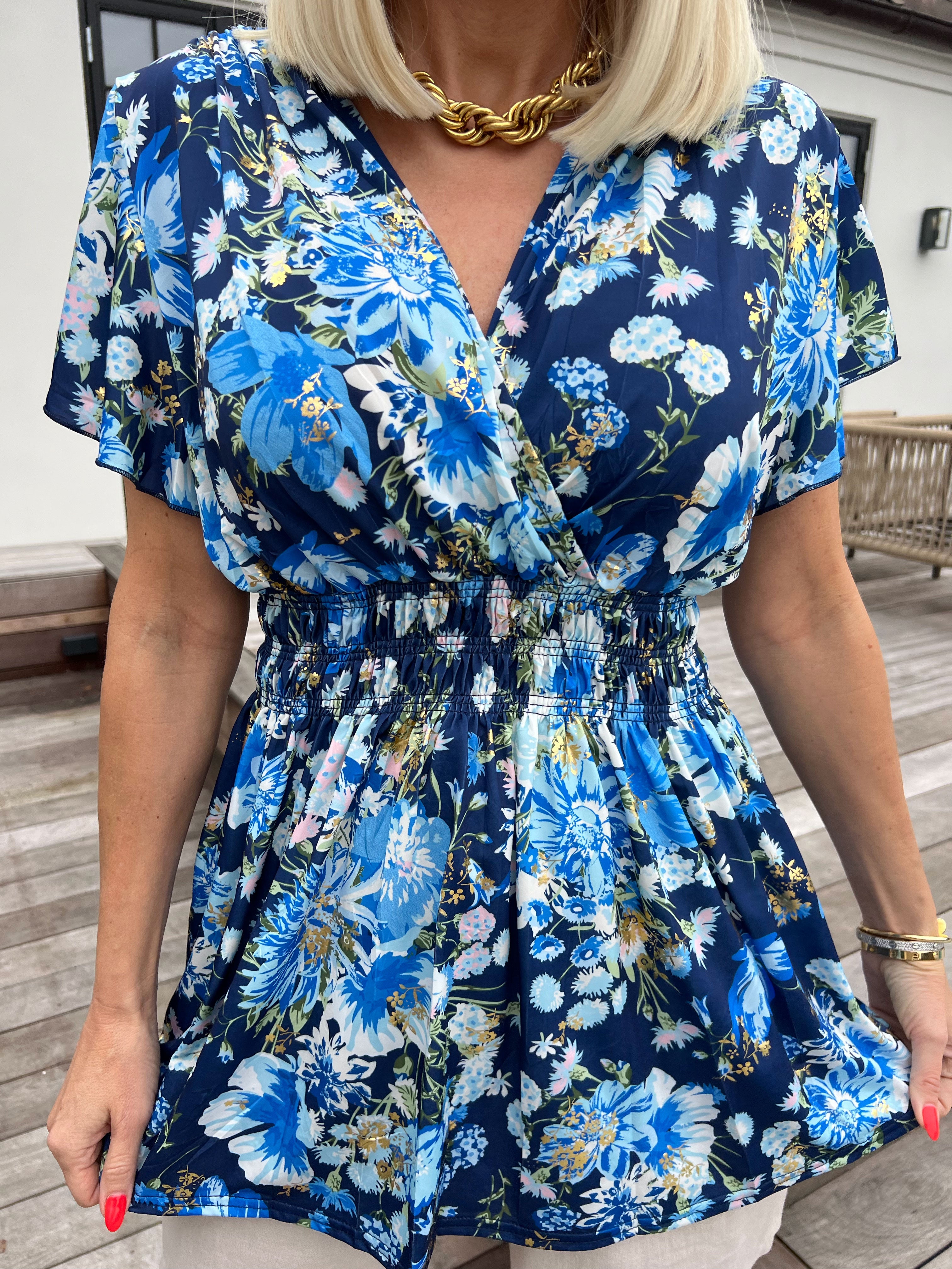 Pams Flower Shirt - Elastisk bluse med fine blomster og guld detaljer